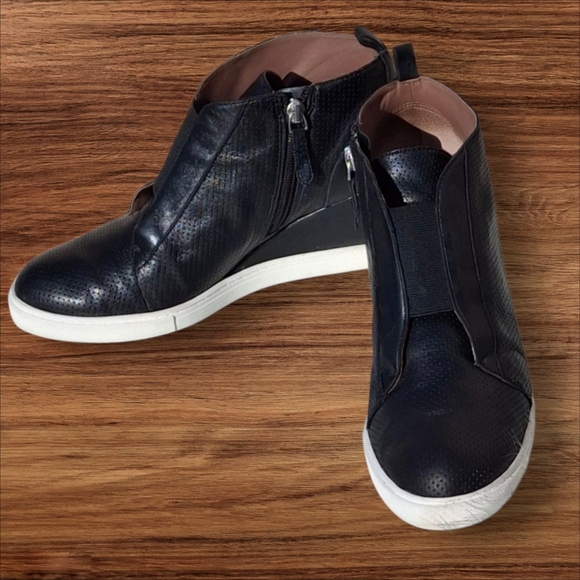 Linea Paolo Perforated Leather Black Side Zip Ankle Slip-on Booties Women Size 9 - Picture 1 of 16